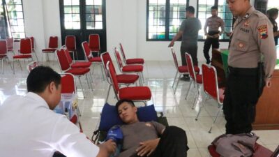 Kolaborasi TNI-Polri: Personil Polresta Pati Sumbangkan Darah di Hari Juang Kartika