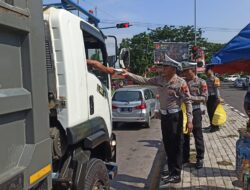 Pati Satlantas Promotes Traffic Safety and Community Bonding with Jum’at Berkah