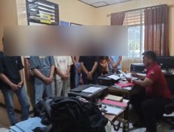 Gagal Tawuran, 13 Pelajar Digiring ke Mako Polsek Sukolilo Bersama Senjata Tajam