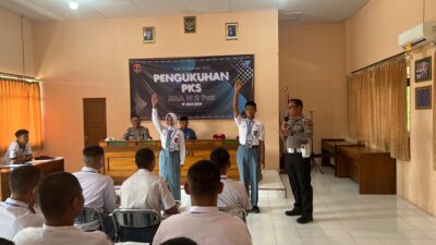 Aiptu Anung Sudarsono dan Kanit Kamsel Ipda Gunawan Sampaikan Materi PKS di Aula SMA Negeri 02