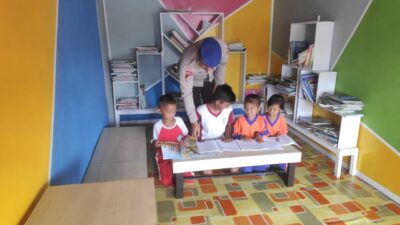 Dikunjungi anak-anak Pesisir Pegatan, Mako Perwakilan Pegatan Fasilitasi Belajar