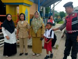 Jaga Keselamatan, Personel Satsamapta Polres Lamandau Seberangkan Anak Sekolah