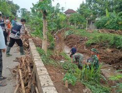 Bersinergi Dengan Warga, Bhabinkamtibmas Desa Langgengarjo ikut Kerja Bakti