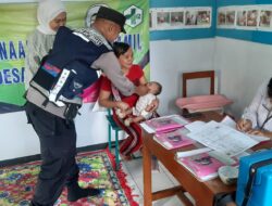 Bersama Tim Kesehatan, Bhabinkamtibmas Polsek Gembong Dampingi Pelaksanaan Imunisasi Bayi dan Balita