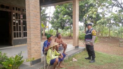 Dialogis Kamtibmas: Bhabinkamtibmas Sudiyono Aktif Bersilaturahmi di Desa Serutsadang