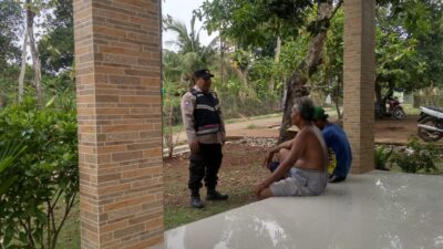 Pentingnya Interaksi: Bhabinkamtibmas Winong Bersilaturahmi Door to Door