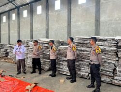 Jaga Gudang Logistik KPU, Polres Batang Kawal Ketat Proses Perakitan Kotak Suara