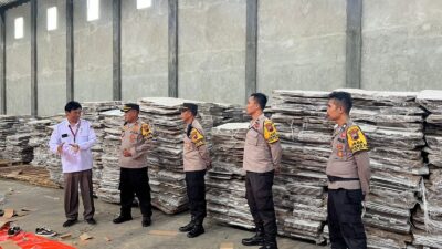 Proses Perakitan Kotak Suara Dimulai, Polisi Perketat Penjagan Gudang Logistik KPU di Batang