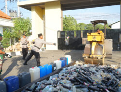 Capai Ribuan Liter, Miras Hasil Razia Polres Sukoharjo Dimusnahkan