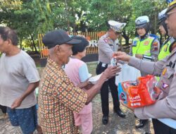 Wakasat Lantas AKP Parsa Pimpin Pembagian Nasi Kotak di Jalan Lingkar Selatan Pati