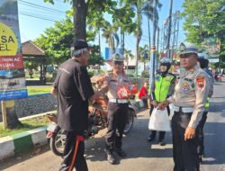 Silaturahmi dan Ketaatan Berlalu Lintas: Satlantas Polres Aceh Timur Sapa Pengguna Jalan
