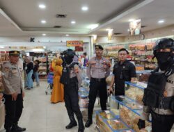 Personel Satgas Preventif Patroli di Pusat Kota Pati untuk Menjaga Kondisi Aman