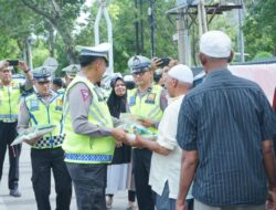Jumat Berkah, Ditlantas Polda Aceh Berbagi dengan Cleaning Service dan Abang Becak
