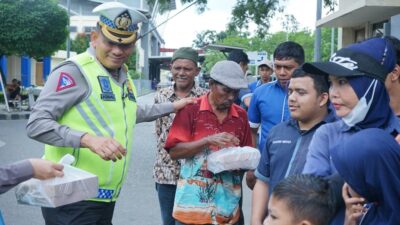 Ditlantas Polda Aceh Jumat Berkah Berbagi dengan Cleaning Service dan Abang Becak