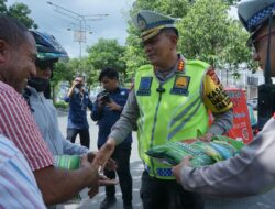 Ditlantas Polda Aceh Jumat Berkah Berbagi bersama Cleaning Service dan Abang Becak