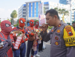 Petugas Pospam Nataru Polres Sukoharjo dapat Kejutan dari Spiderman