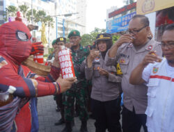 Petugas Pospam Nataru Polres Sukoharjo diberi Kejutan dari Spiderman