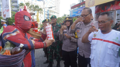 Petugas Pospam Nataru Polres Sukoharjo diberi Kejutan dari Spiderman