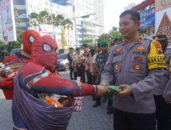 Petugas Jaga Pospam Nataru Polres Sukoharjo dapat Kejutan dari Spiderman