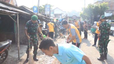 Hari Juang TNI AD, Jajaran Polres Rembang Turut Berpartisipasi Giat Bersih-bersih Pasar