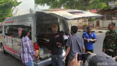 Warga Evakuasi Pengamen Jatuh ke Selokan di Semarang, Kondisinya Bersimbah Darah