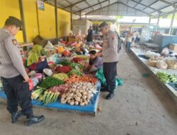 Kapolsek Sale Cek Harga & Ketersediaan Sembako di Pasaran Jelang Nataru
