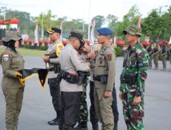 Penyematan Pin Emas Kapolri pada TNI-Polri yang Berantas KKB di Papua