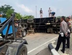 Lagi! Kecelakaan di Pertigaan Exit Tol Bawen, Truk Tronton Alami Rem Blong