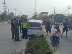 Mobil Putih Tabrak Tiang Listrik di Jalan Kaligawe Semarang