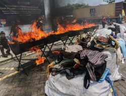 Pemusnahan Pakaian Impor Bekas di Semarang