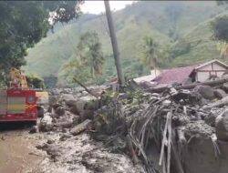 Longsor di Bakkara, 14 Rumah Tertimbun Batu dan 12 Orang Hilang