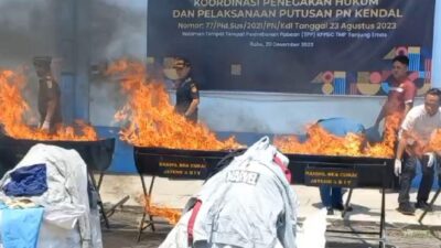 537 Bal Pakaian Bekas Senilai Rp 2 Miliar Asal Malaysia Dimusnahkan di Tanjung Emas Semarang