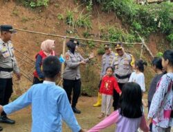 Pendampingan Trauma Healing pada Anak-anak Korban Tanah Gerak oleh Polres Banjarnegara