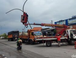 Pantura Macet Parah Gegara Tiang Lampu Ambruk di Jalan Kaligawe Semarang