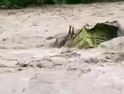 Momen Truk Pengambil Pasir Hanyut Terseret Arus Sungai di Banjarnegara
