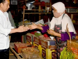 Momen Bahagia Pedagang Pasar Purworejo Dagangannya Dibeli Jokowi: Belanja Timun, Daun, dan Pare, Senang Sekali, Berkah