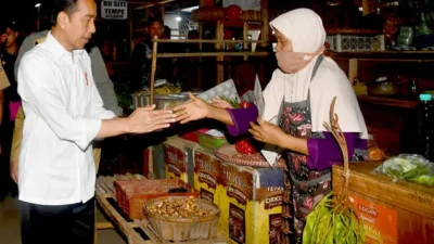 Momen Bahagia Pedagang Pasar Purworejo Dagangannya Dibeli Jokowi: Belanja Timun, Daun, dan Pare, Senang Sekali, Berkah