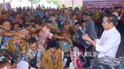 Berikan Bantuan Gagal Panen di Grobogan, Jokowi: Semoga Uangnya Bisa Dipakai Tanam Padi