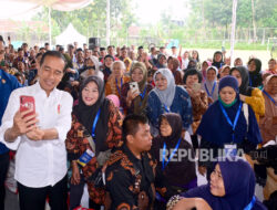 Salurkan Sembako di Salatiga, Jokowi: Ini Hari Pertama Bantuan Pangan