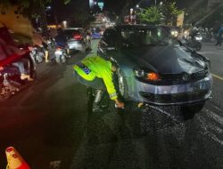 Pria Berjaket Ojol Meninggal Usai Ditabrak Mobil di Semarang