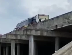 Polisi Olah TKP Kecelakaan Bus New Shantika di Tol Pemalang-Batang