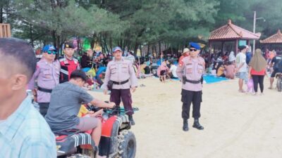 Pengunjung Wisata Pantai di Rembang Melonjak, Polres Rembang Perketat Pengamanan