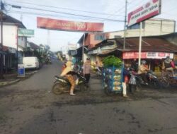 Personil Polres Banjarnegara Bantu Warga Menyebrang Jalan saat Pagi Hari