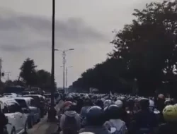 Jalan Randugarut Semarang Macet Parah, Warga Rela Angkat Motor ke Trotoar untuk Putar Balik