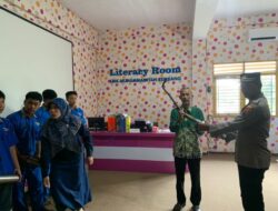 Siswa SMK Muhammadiyah Serahkan Knalpot Brong pada Kasat Binmas Polres Rembang