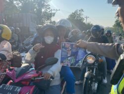 Satlantas Polres Rembang Bagikan Pamflet Sosialisasi Larangan Knalpot Brong