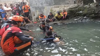 4 Penyelam Diturunkan untuk Mencari Bocah SD yang Terseret Arus Sungai di Semarang, ini Hasilnya