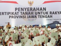 Bagikan 2.000 Sertifikat Tanah di Cilacap, Ini Pesan Jokowi