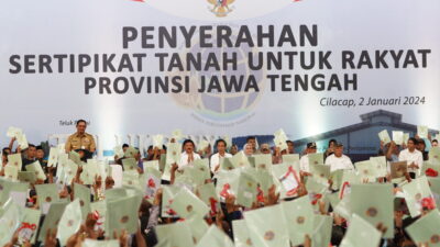 Bagikan 2.000 Sertifikat Tanah di Cilacap, Ini Pesan Jokowi