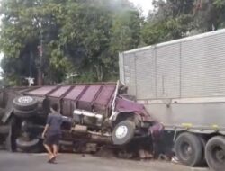 BREAKINGNEWS 2 Truk dan 1 Mobil Terlibat Kecelakaan di Bawen Kabupaten Semarang